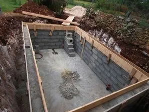 Construction d'une piscine par nos maçons.